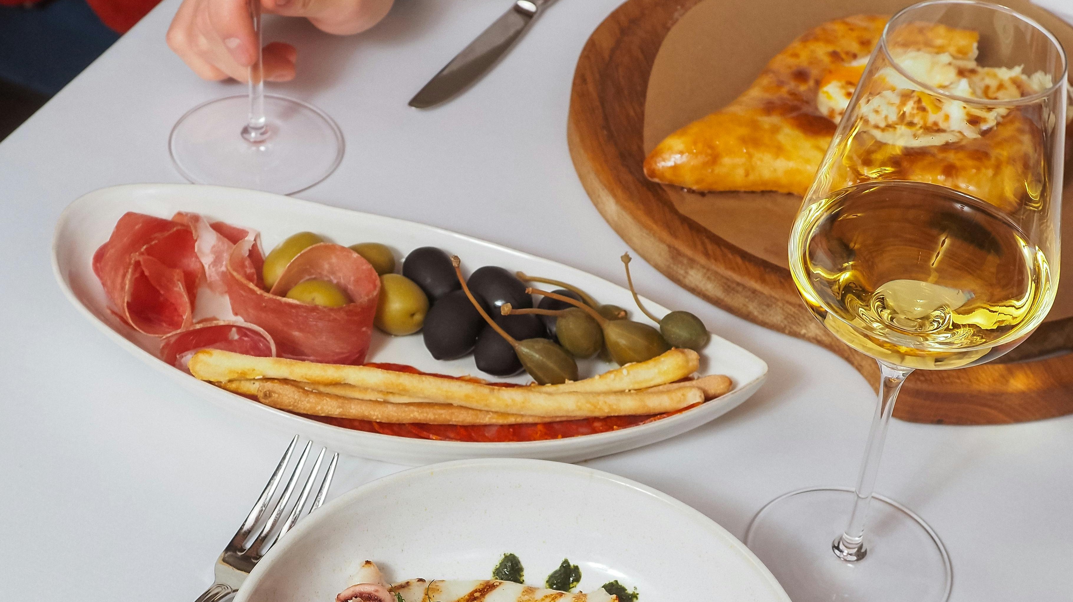 ¿Qué vino llevo a una cena? Guía rápida para no fallar nunca