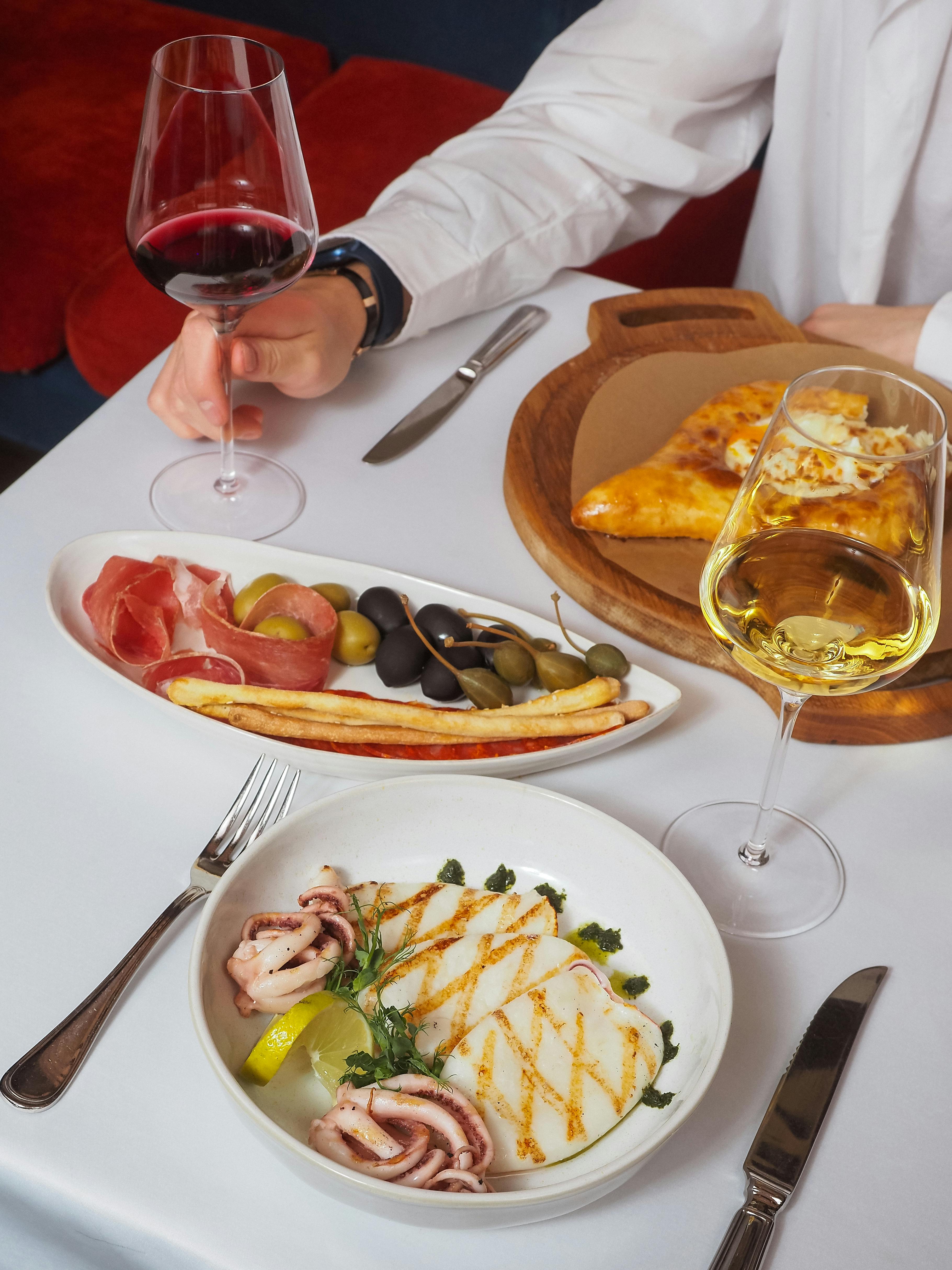 ¿Qué vino llevo a una cena? Guía rápida para no fallar nunca